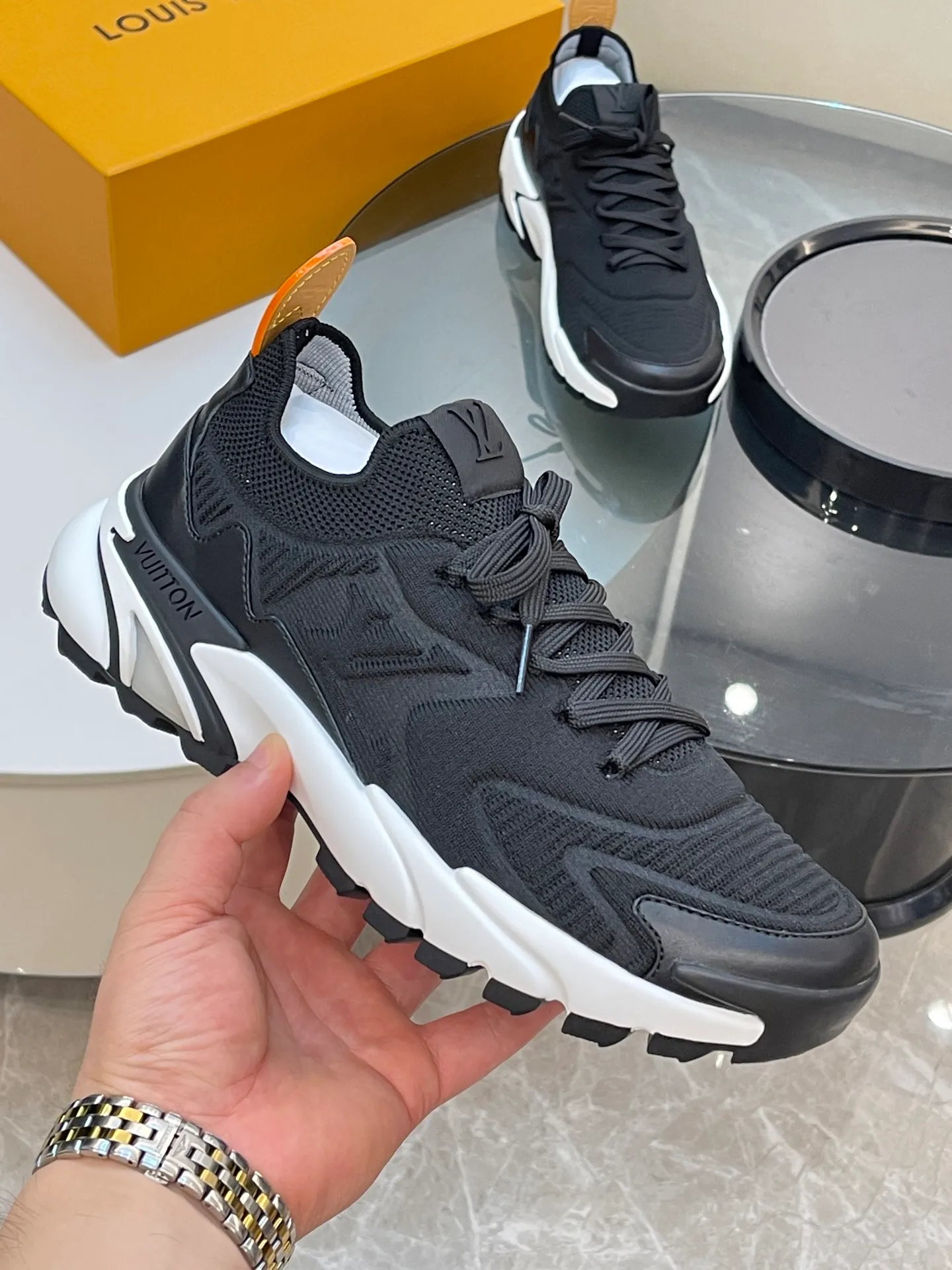 [L Home] Top P: 700💰 Size: 39-44 (customized at 38.45.46) LV Donkey Brand Louis Vuitton RUNNER TATIC new men's sneakers This LV Runner Tatic sneaker uses a whole piece of technical knitting to create an easy-to-take-off design, and then outlines the upper with cow leather trim. The LV logo on the side releases a dynamic atmosphere between the textures, the leather back strap is shaped like the handle fastener of the Louis Vuitton leather goods series, and the lightweight and wear-resistant two-tone rubber sole completes the whole. The toe and heel wrap details continue to provide comfortable fabric foot support, creating a stylish and stylish upper! Comes with full original packaging!